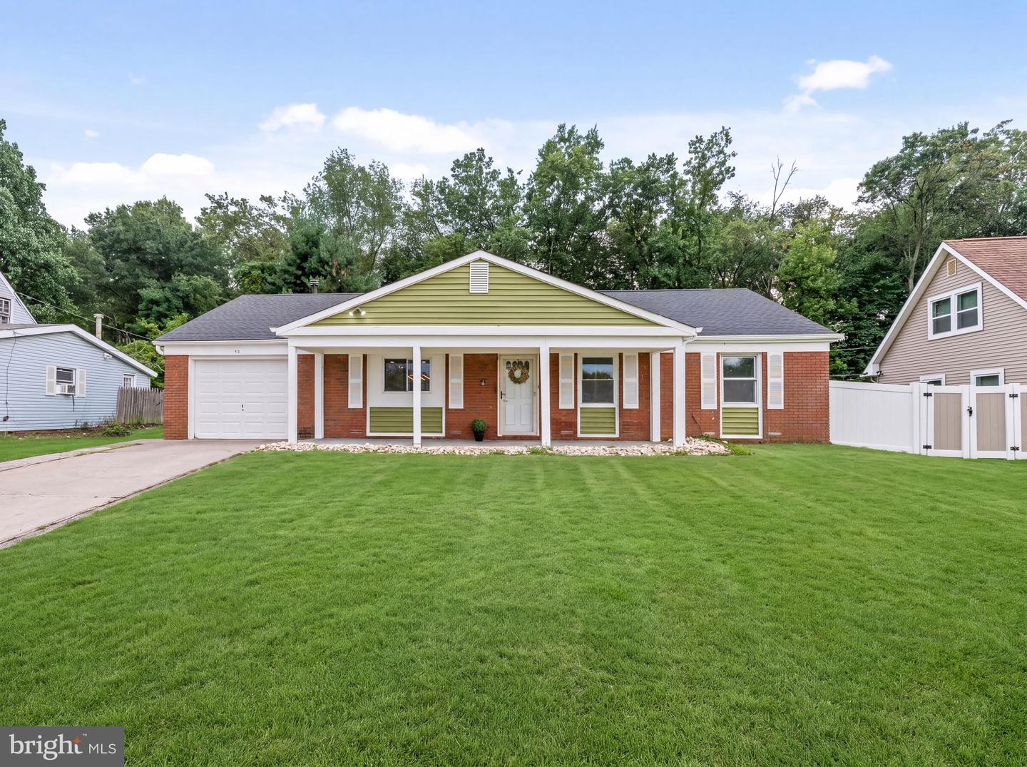 43 EVERGREEN Property Photo 1