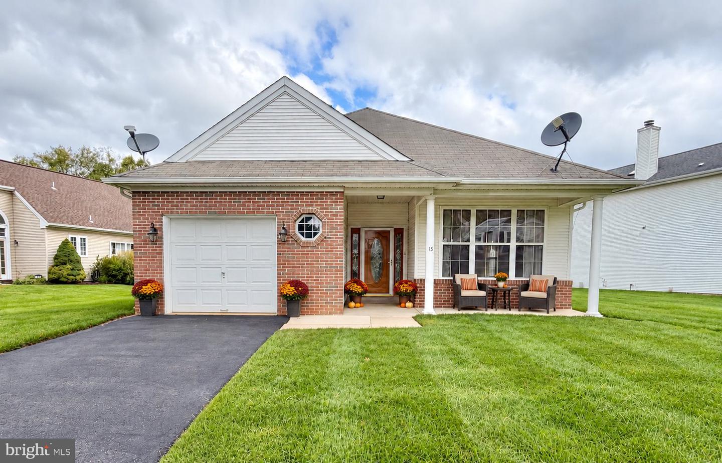 15 FOXCHASE DR Property Photo 1