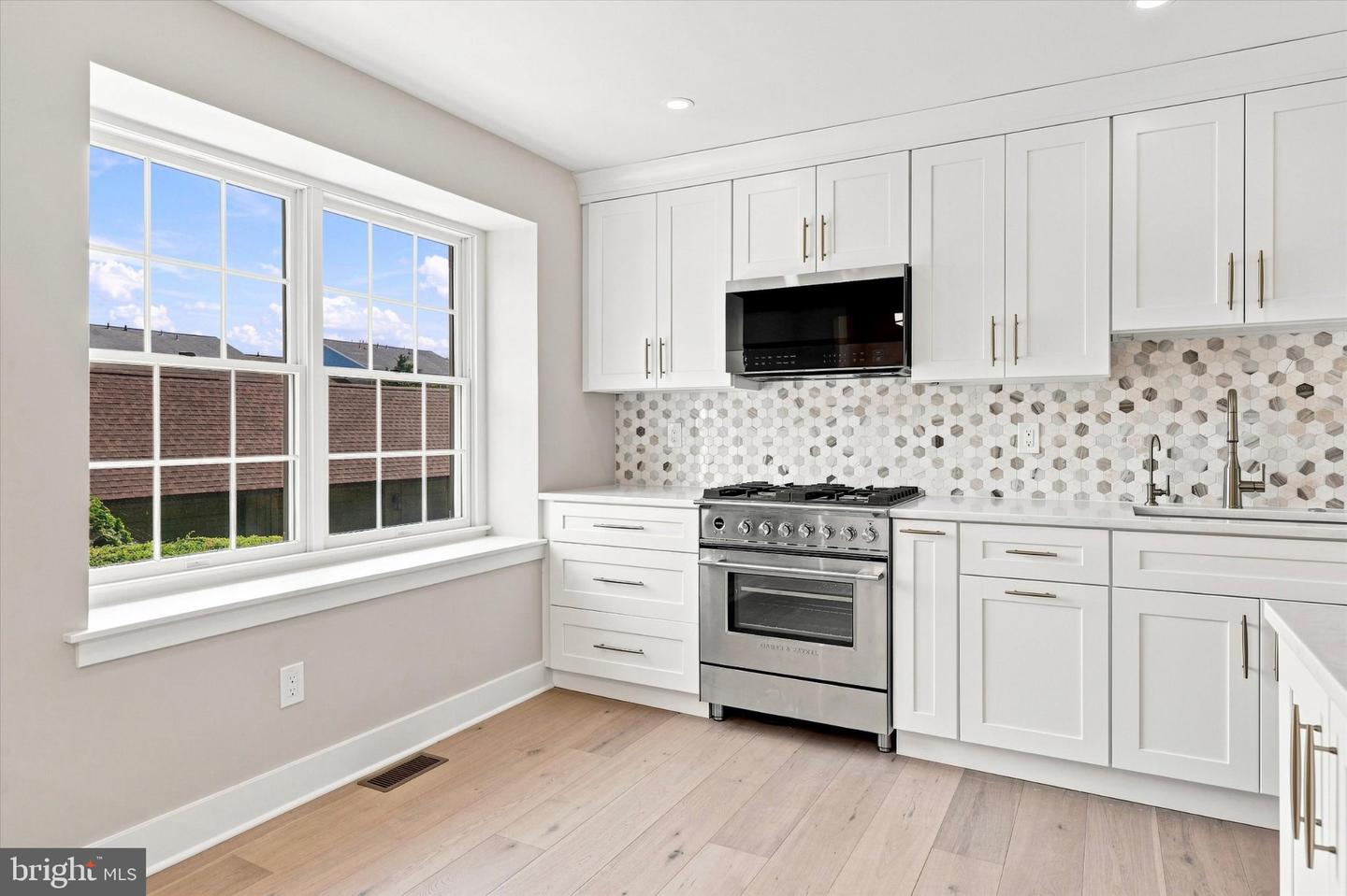 633 E Main St #b7 Property Photo 5