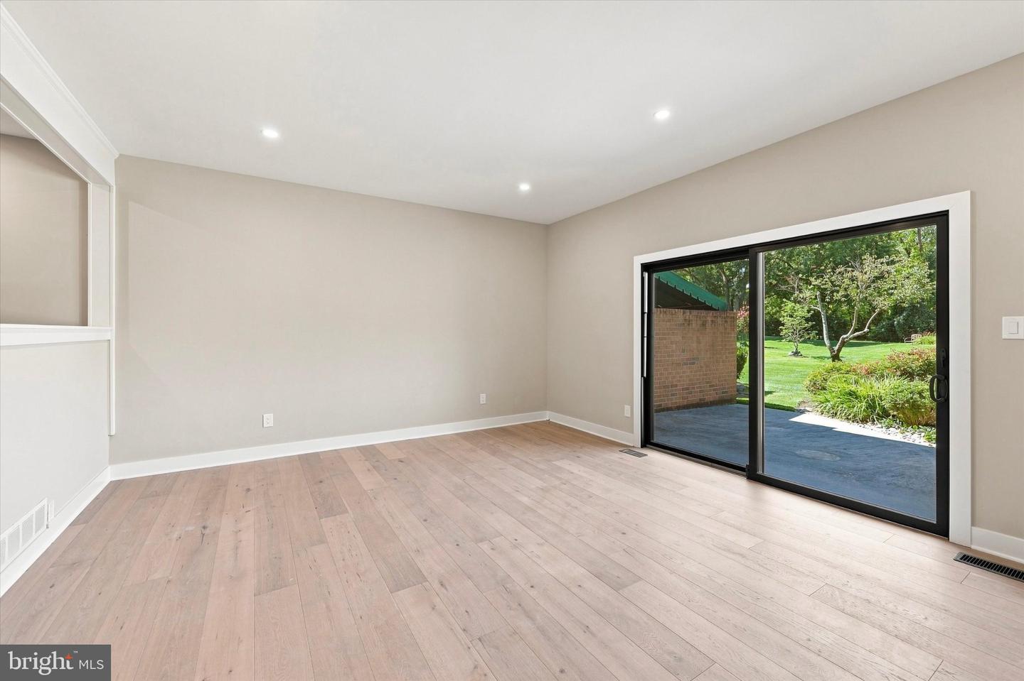 633 E Main St #b7 Property Photo 16