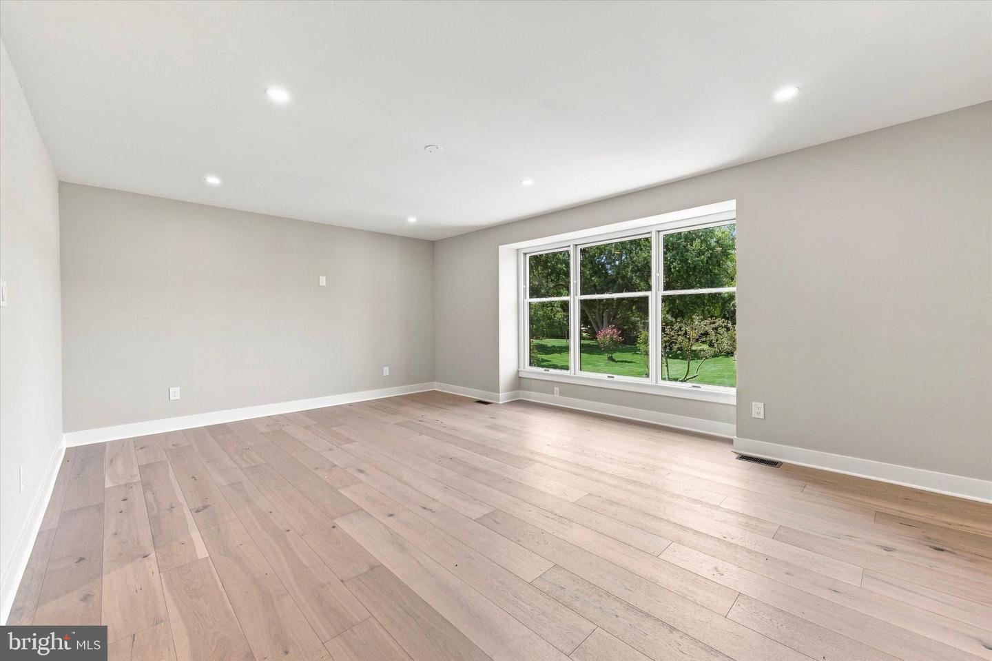 633 E Main St #b7 Property Photo 24