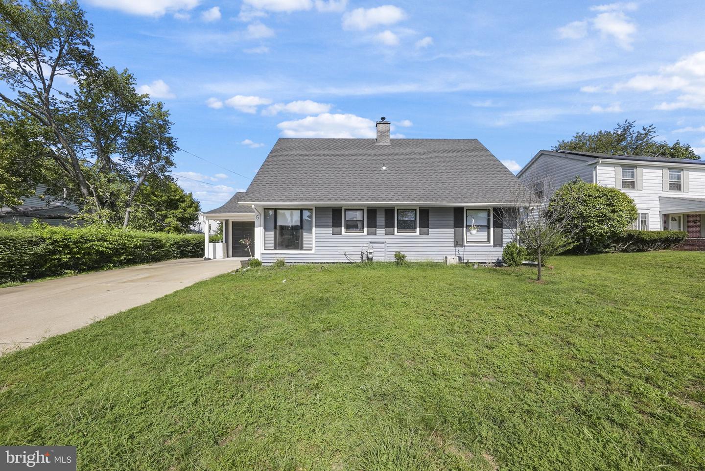 5 Barker Ln Property Photo 1
