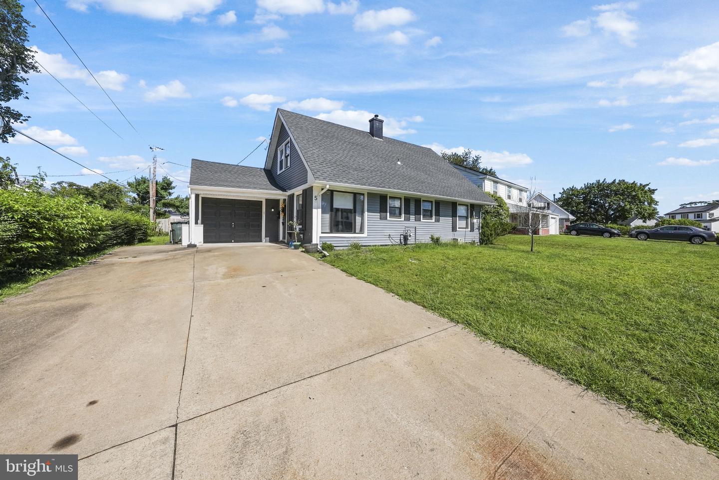 5 Barker Ln Property Photo 3