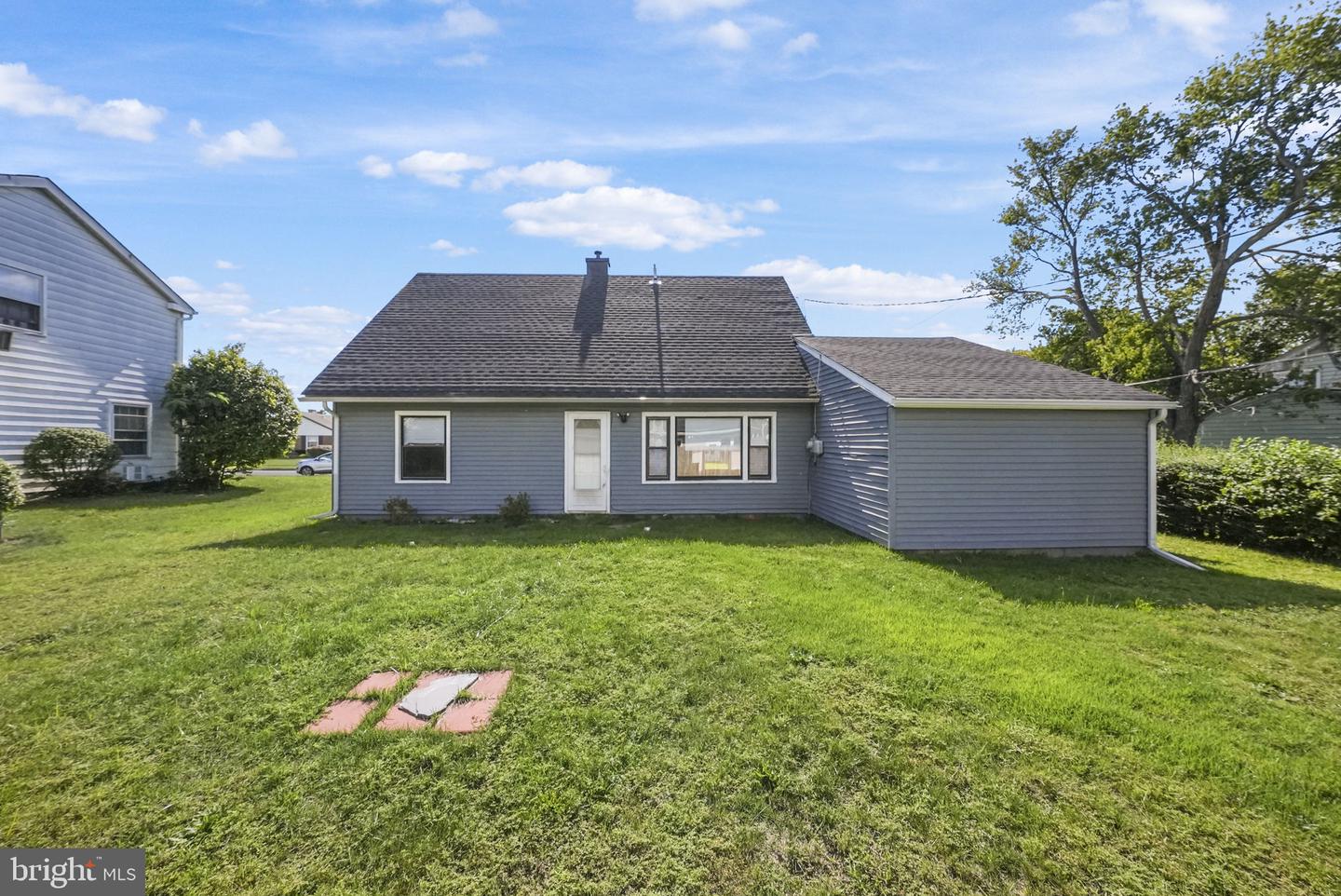 5 Barker Ln Property Photo 6