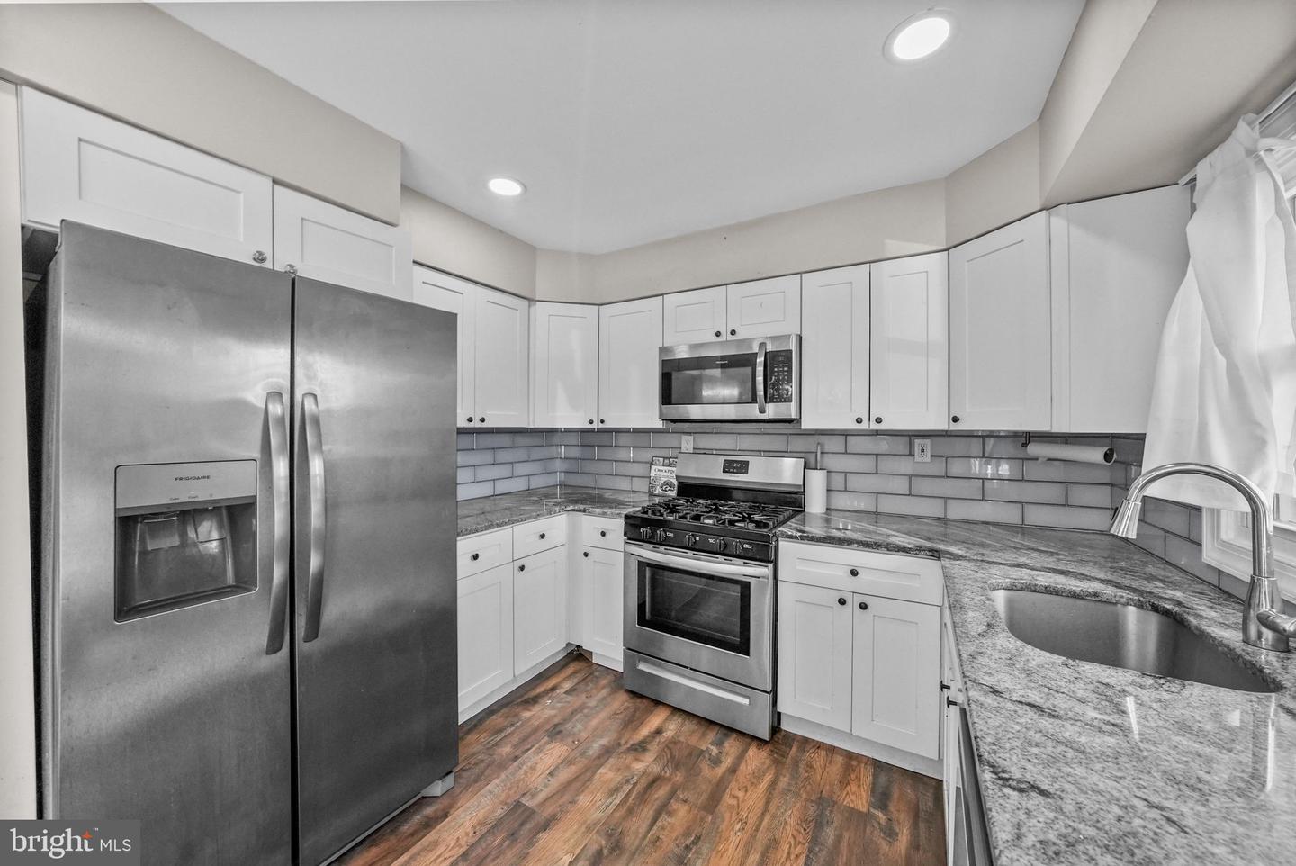 5 Barker Ln Property Photo 18