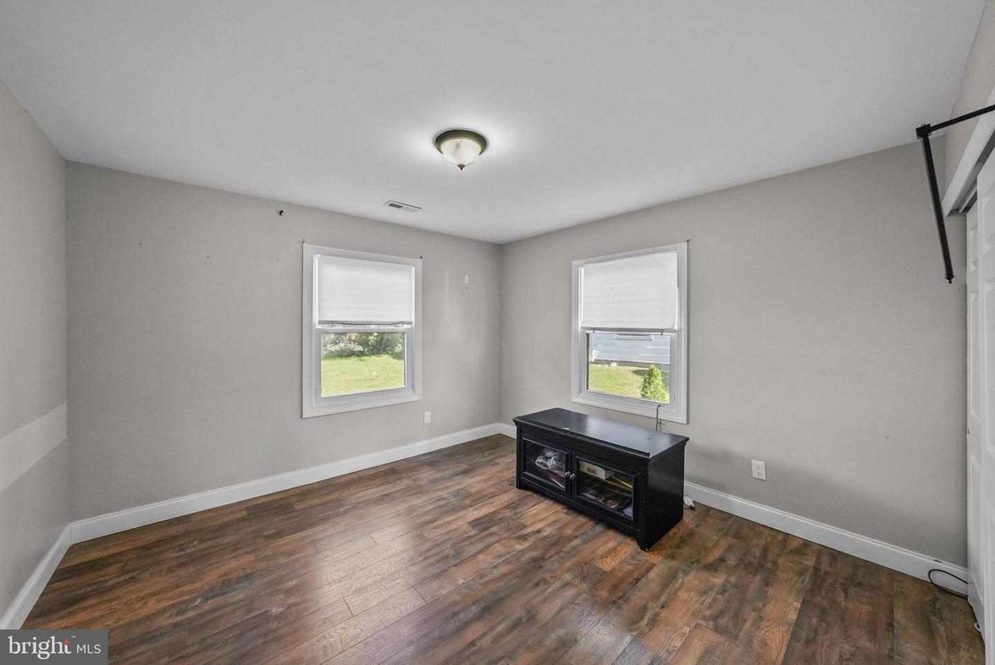 5 Barker Ln Property Photo 20