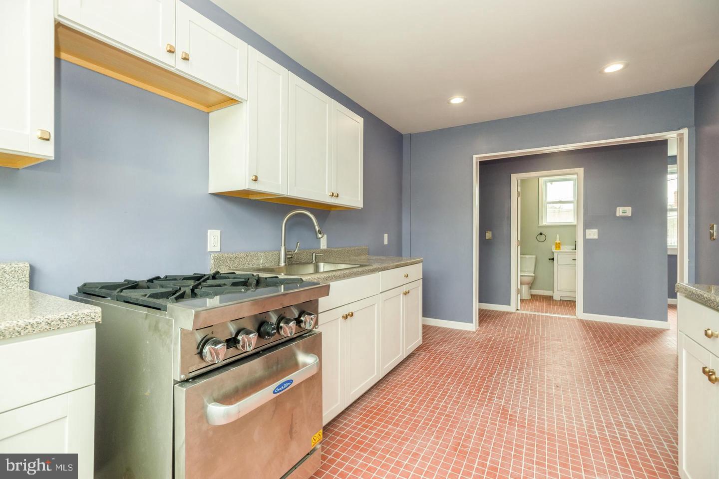 250 Warren St Property Photo 3