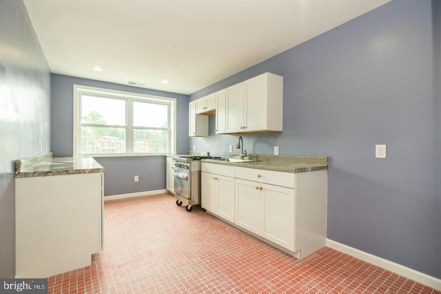 250 Warren St Property Photo 4