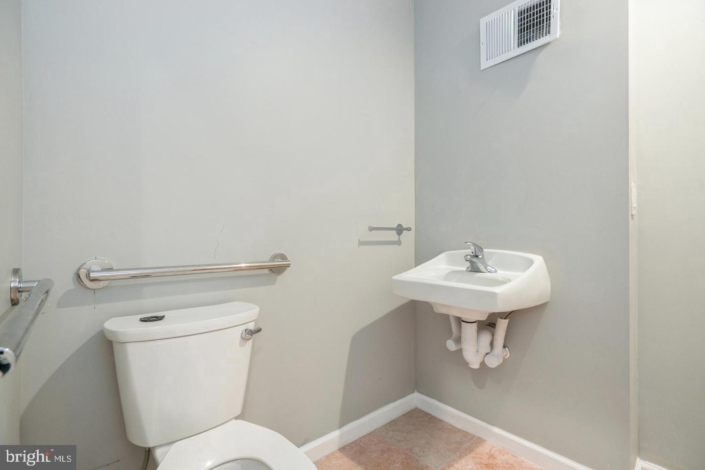 250 Warren St Property Photo 5