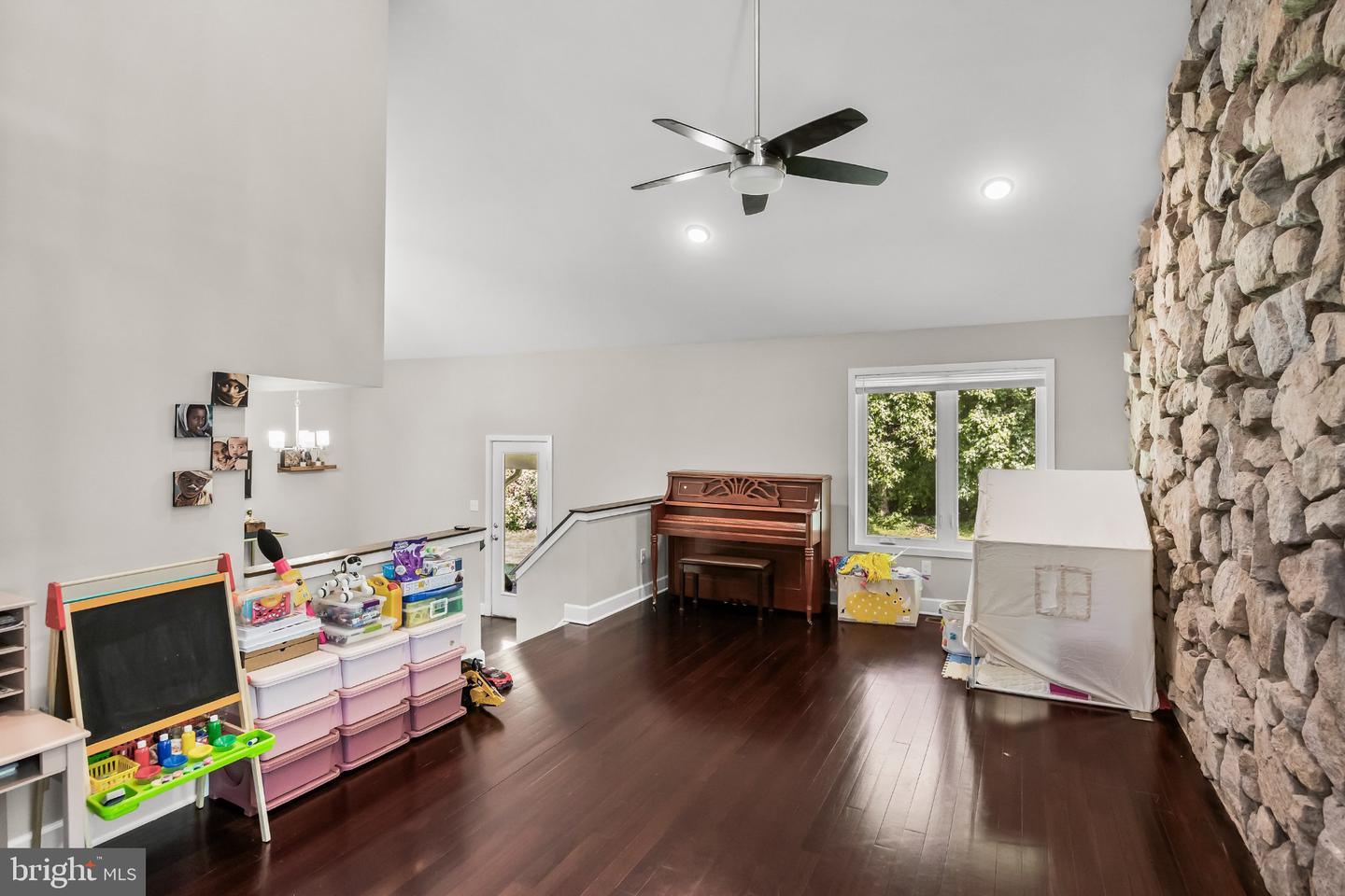 1 Bloomer Dr Property Photo 8