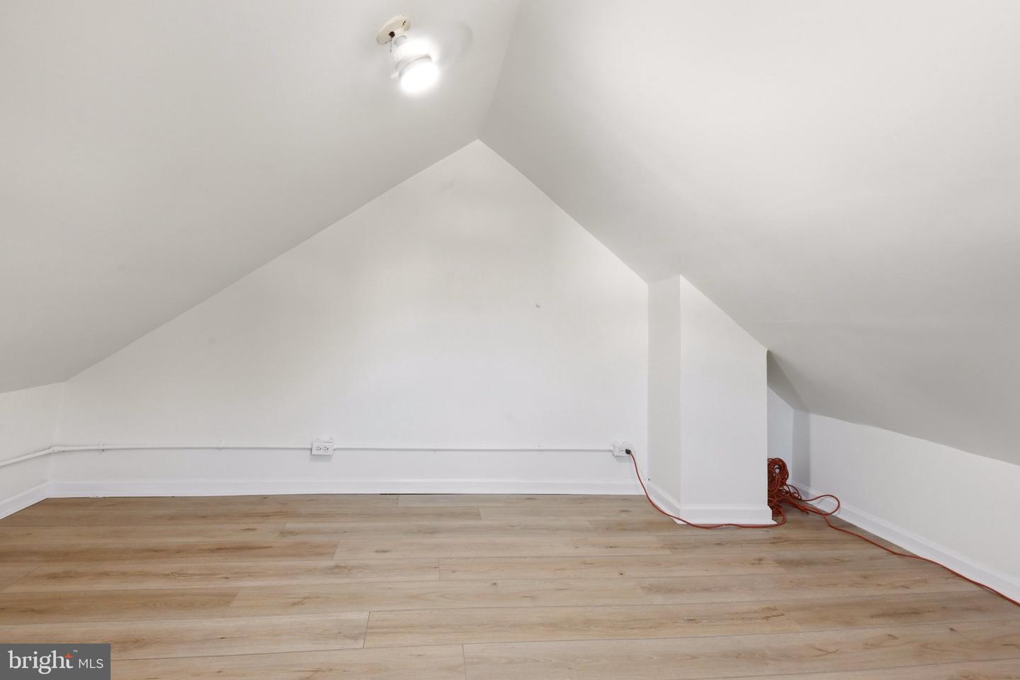 216 Barclay St Property Photo 3