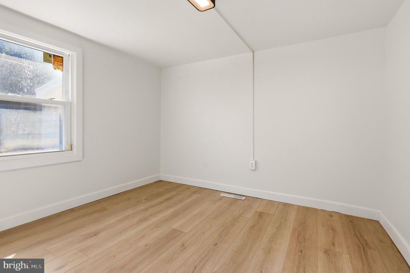 216 Barclay St Property Photo 5