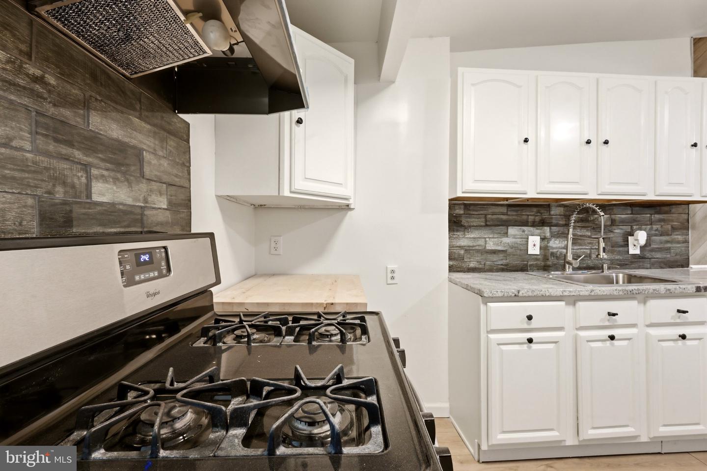 216 Barclay St Property Photo 10