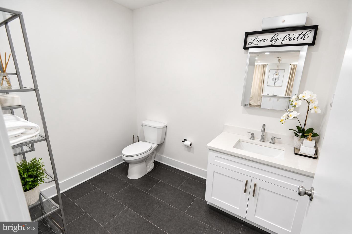 211 E Union St Property Photo 6