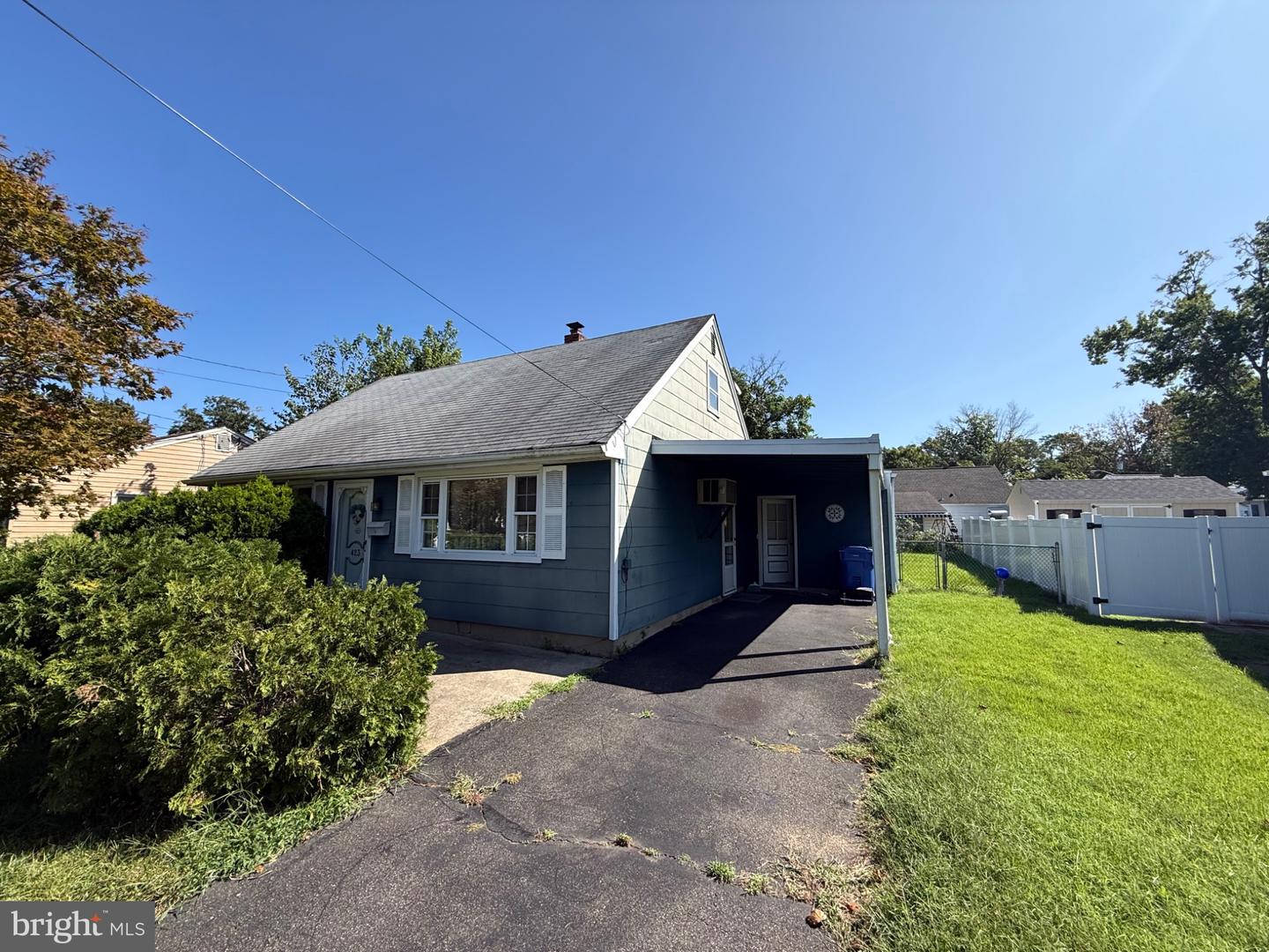 423 HOLMES DR Property Photo 1