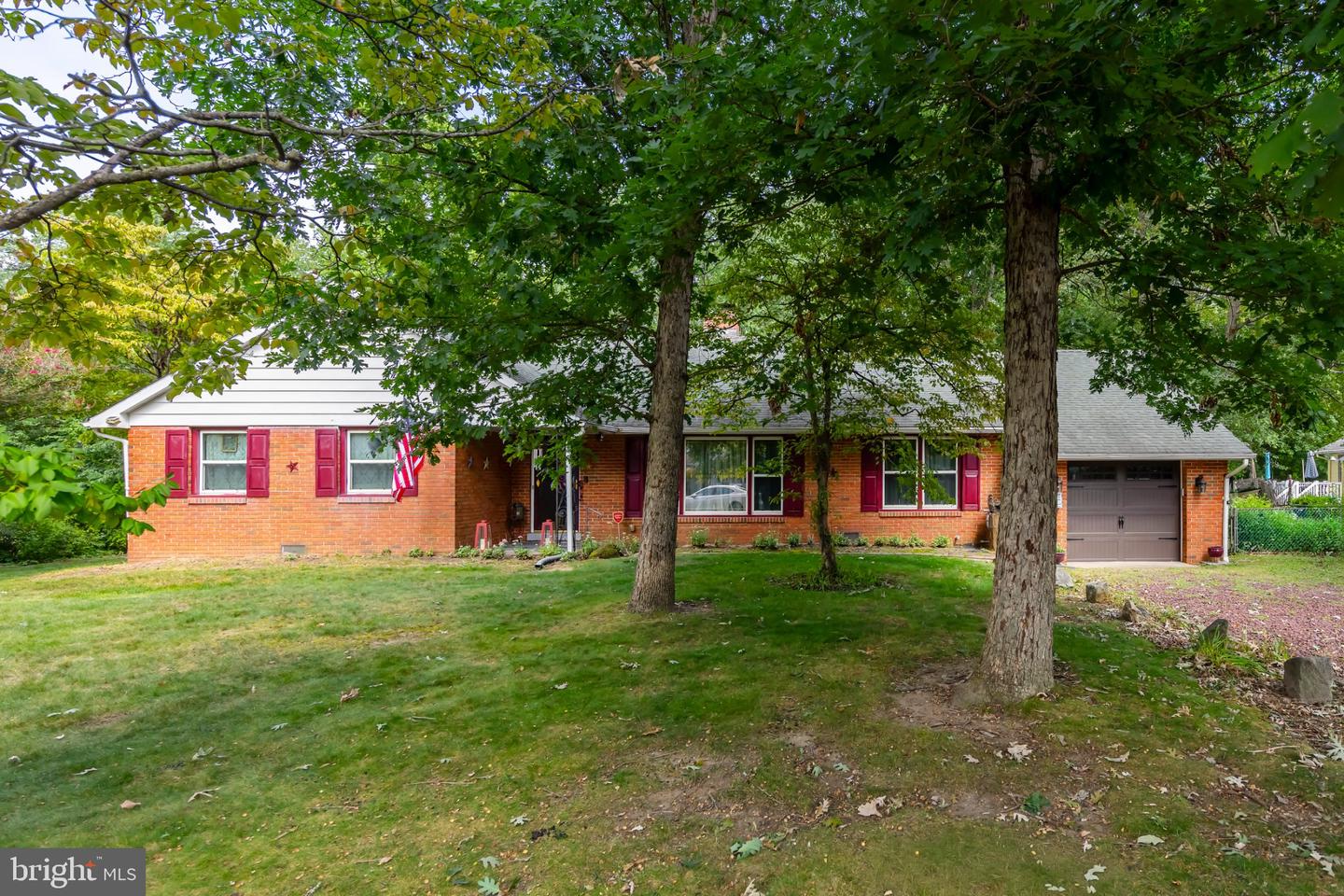12 N LAKESIDE DR W Property Photo 1