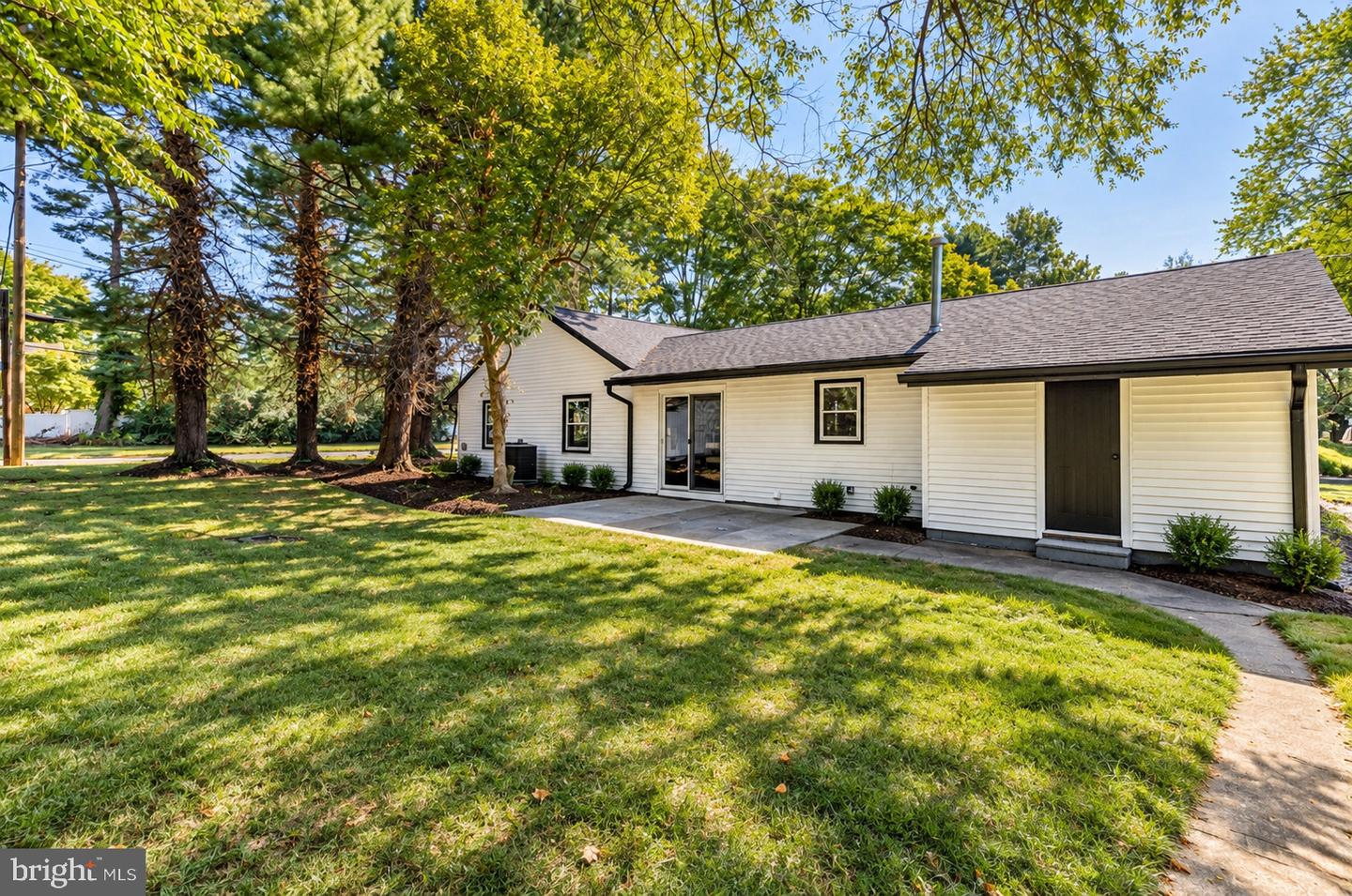 2 Bonnie Ln Property Photo 2