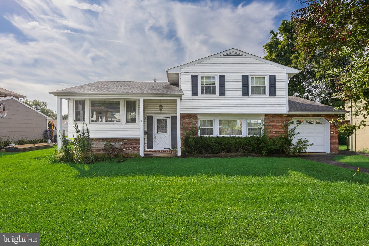 32 SUBURBAN Property Photo 1