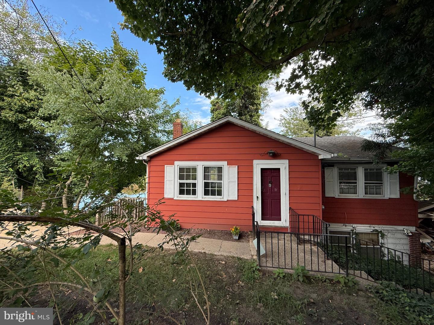 1915 Marne Hwy Property Photo 3