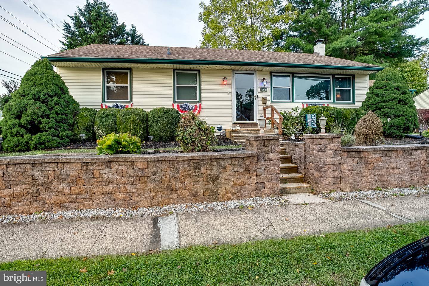 201 S MAPLE AVE Property Photo 1