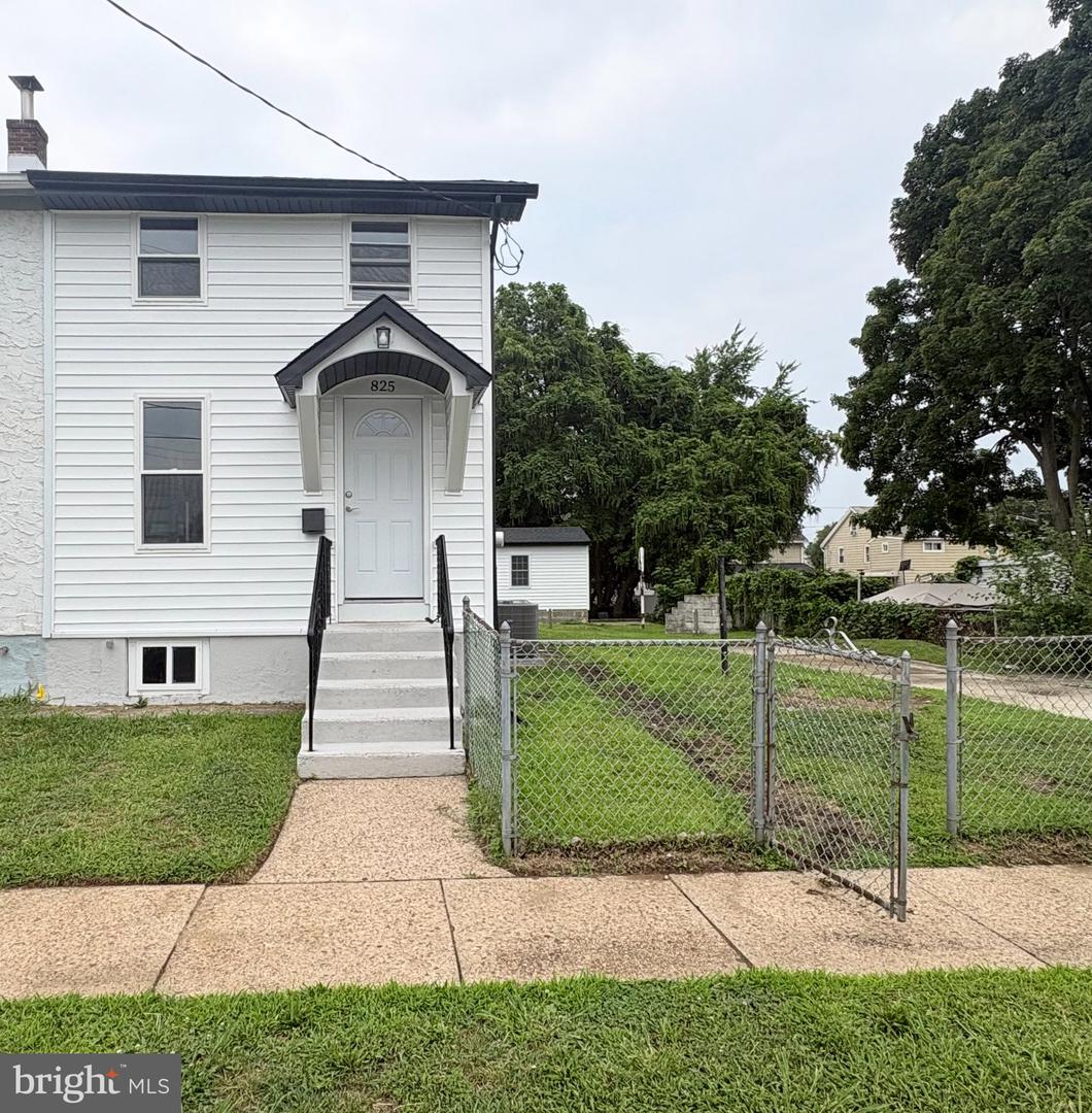 825 W 3rd St Property Photo 1