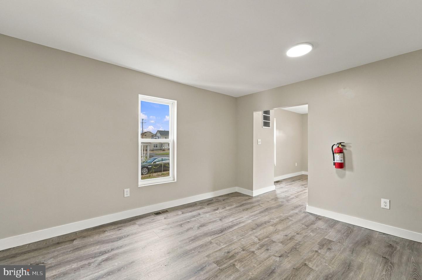 825 W 3rd St Property Photo 13