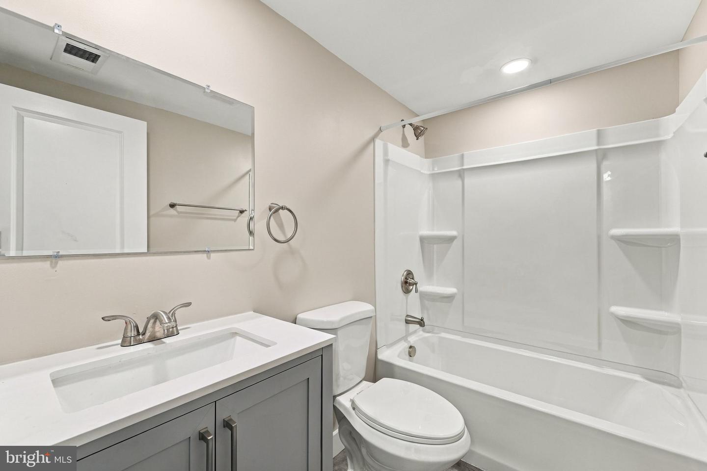 825 W 3rd St Property Photo 18