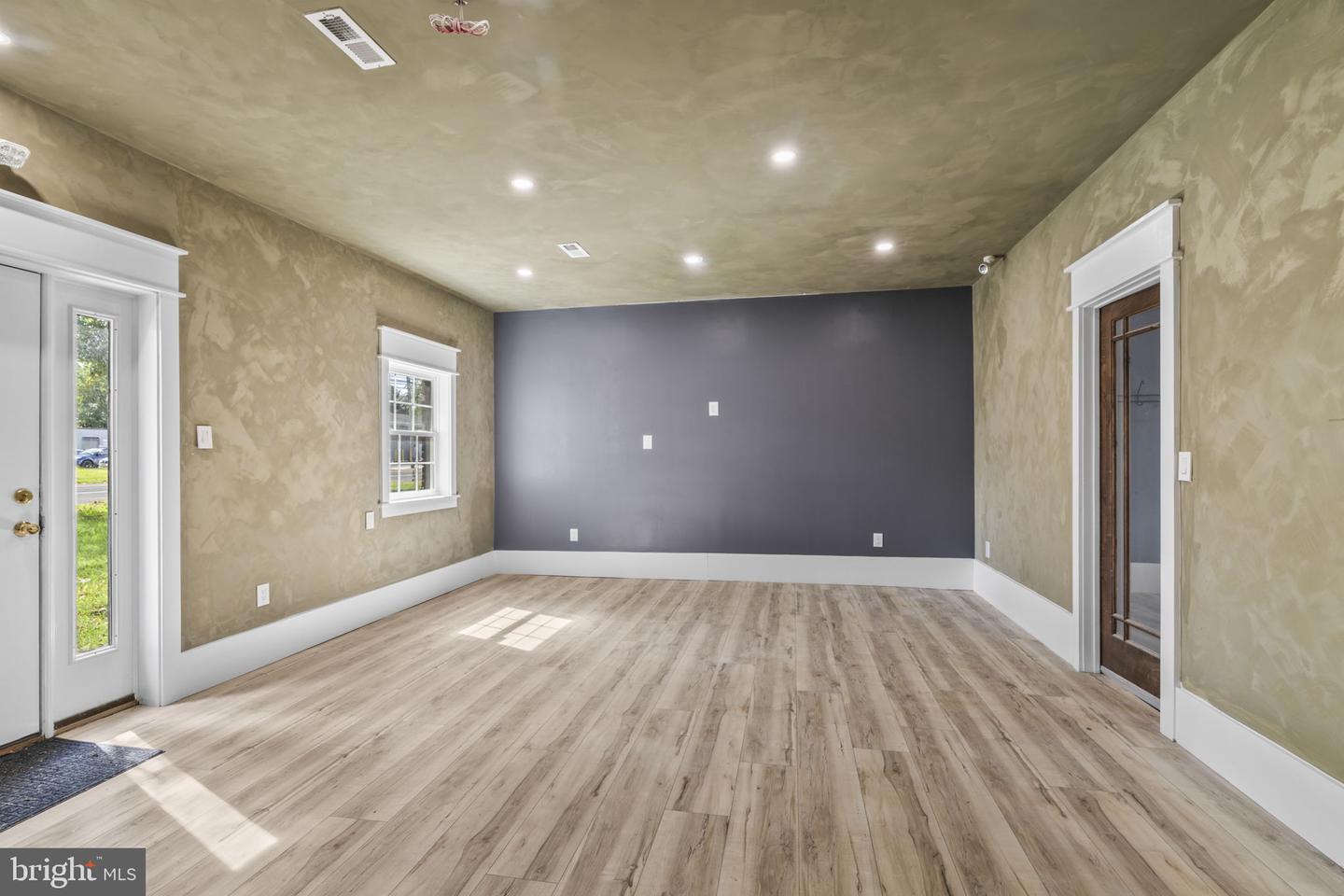 353 Washington St Property Photo 6