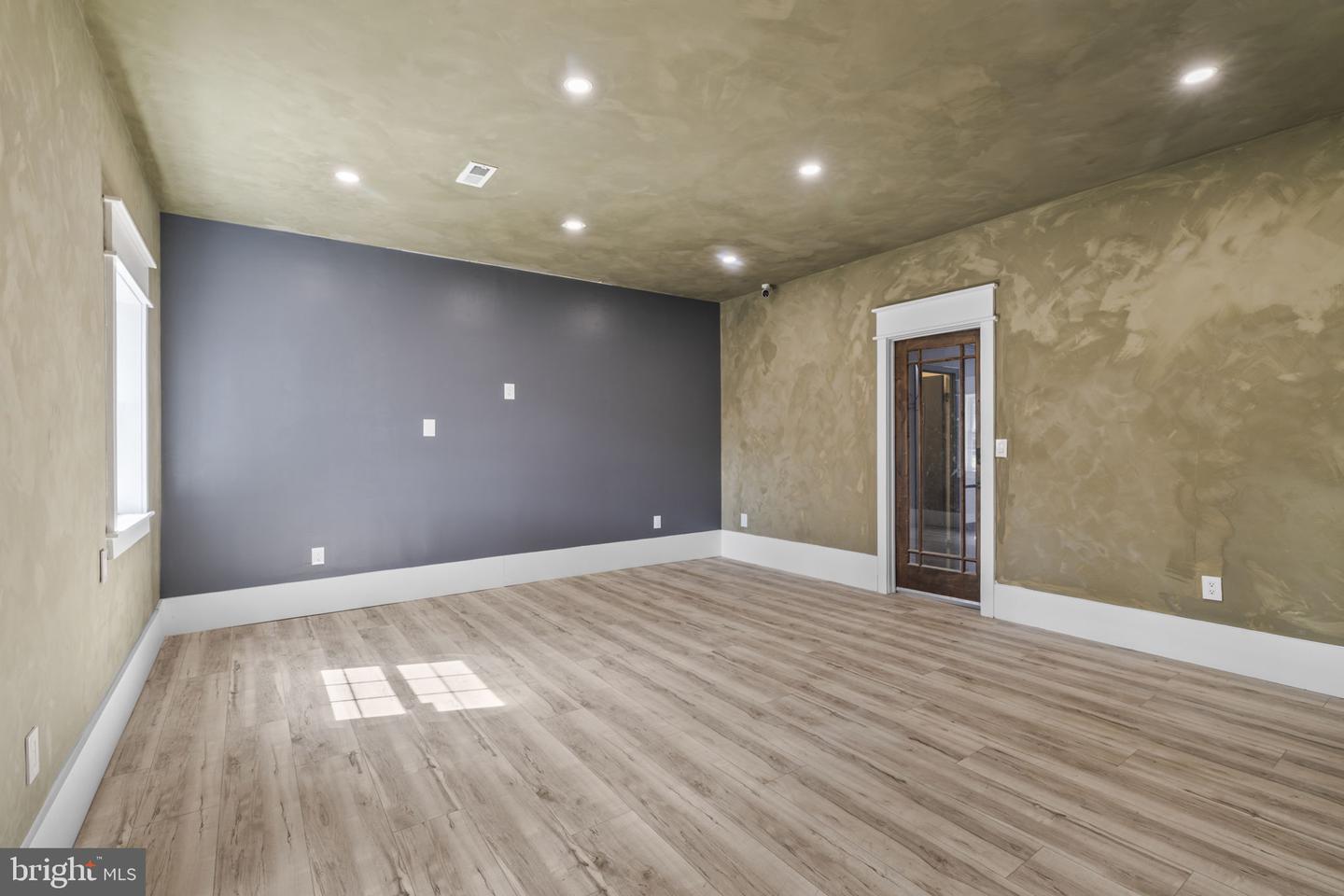 353 Washington St Property Photo 7