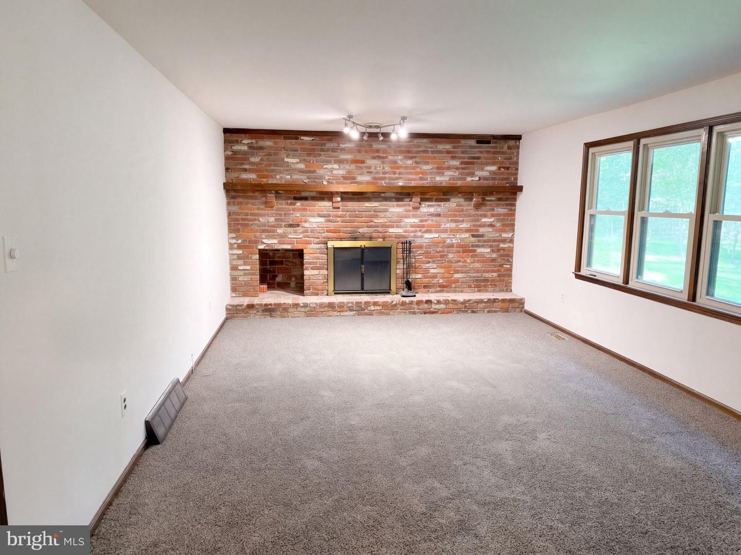 106 Yorktown Ct Property Photo 3