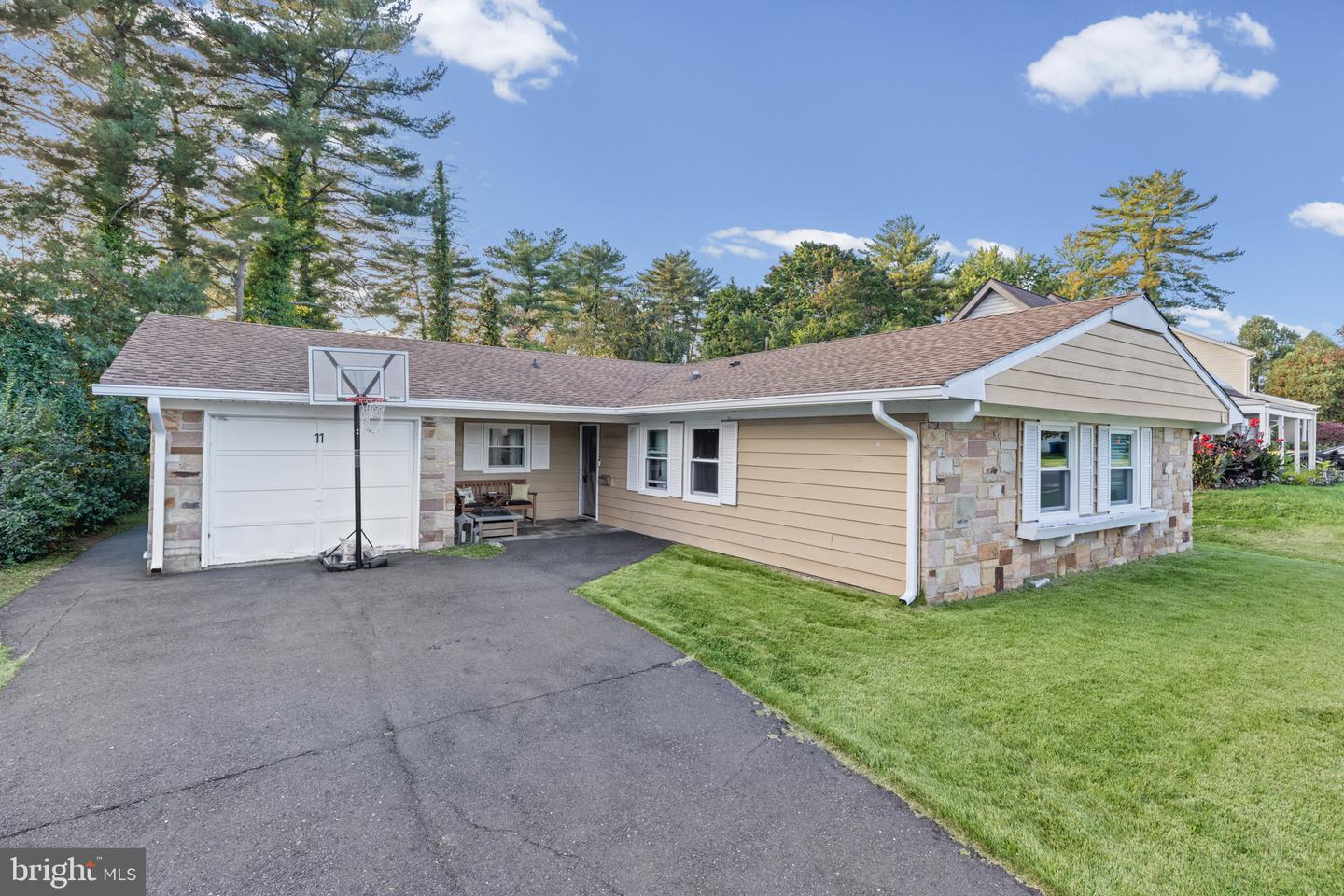 11 HASTING LN Property Photo 1