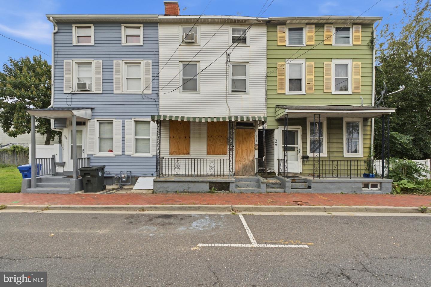 507 LAWRENCE ST Property Photo 1