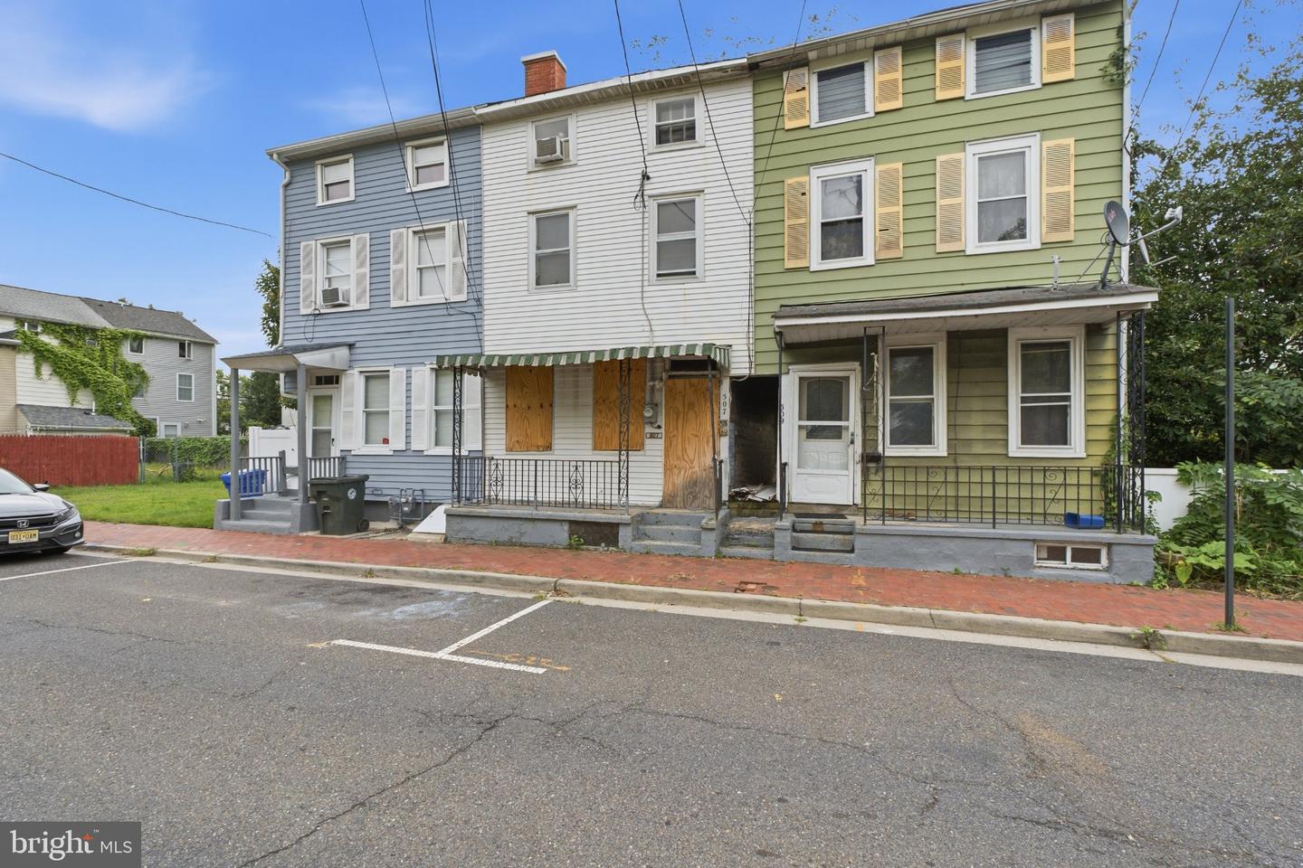 507 Lawrence St Property Photo 2