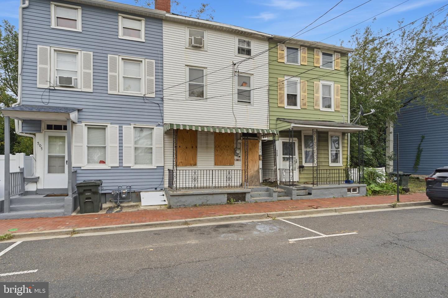 507 Lawrence St Property Photo 3