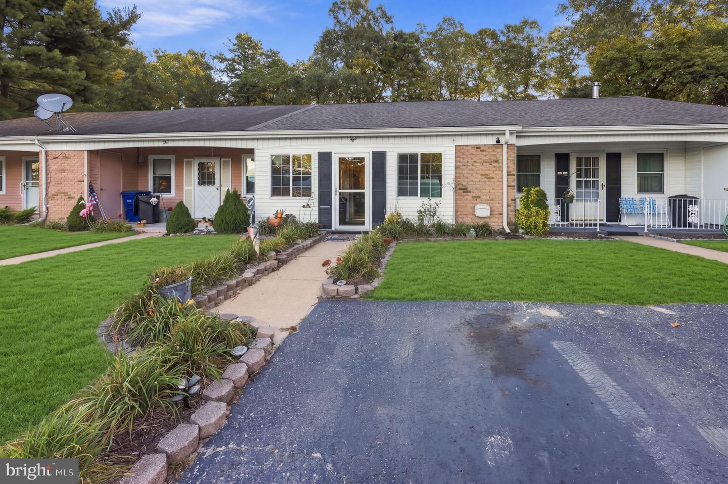 8 KINGSTON WAY Property Photo 1