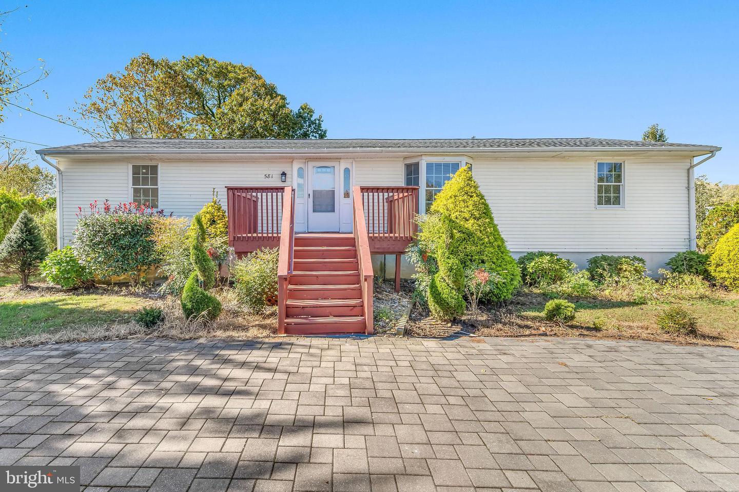 581 Morton Ave Property Photo 1