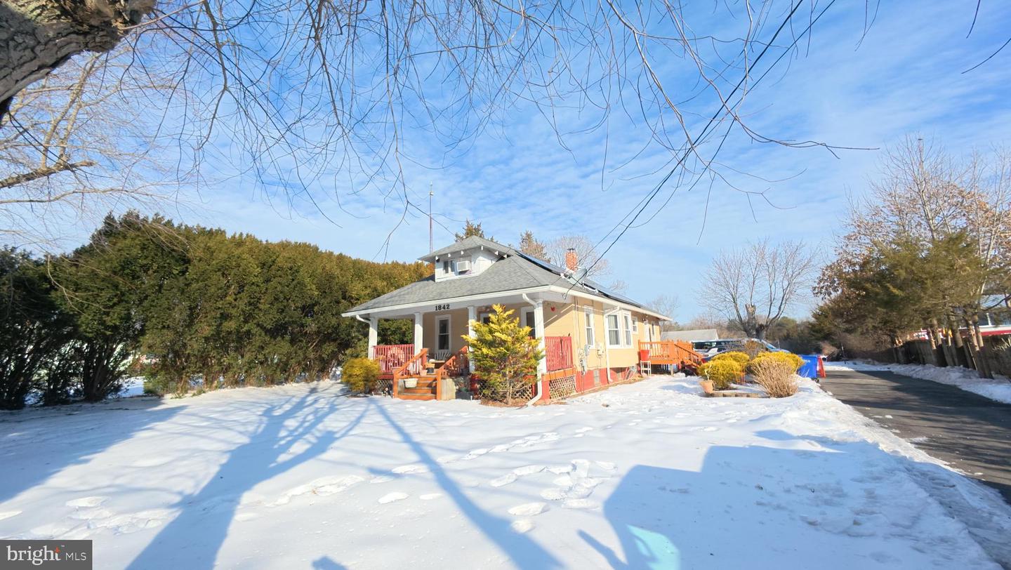 1842 W Main St Property Photo 1