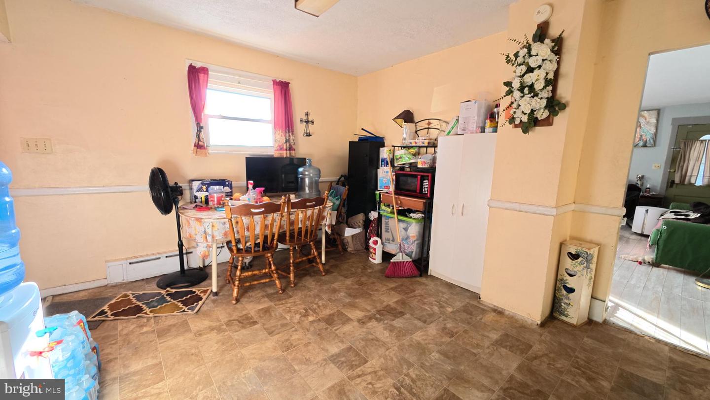 1842 W Main St Property Photo 5
