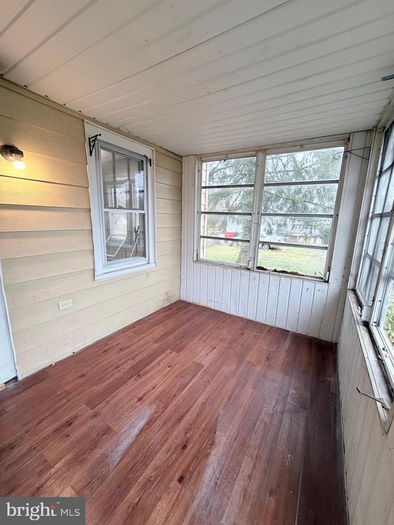 21 Morris Ave Property Photo 3