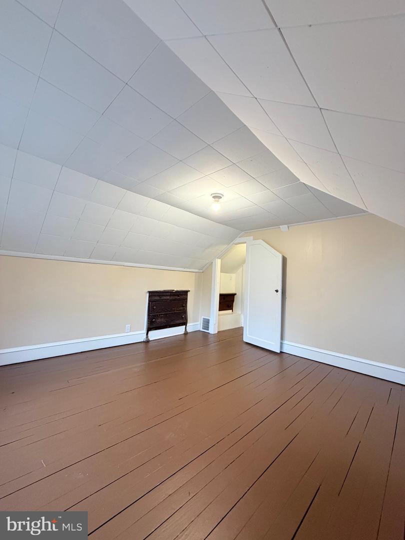 21 Morris Ave Property Photo 12
