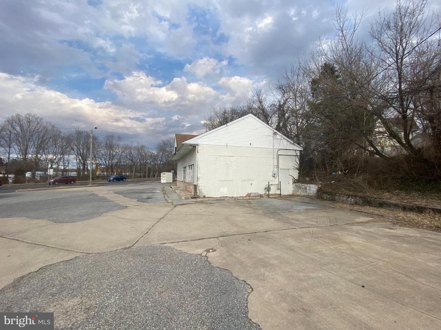 402 E Broad St Property Photo 6