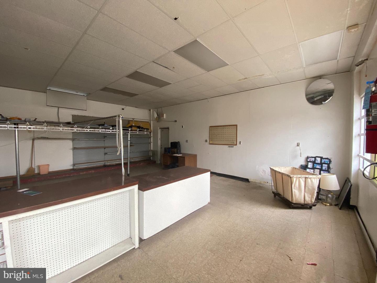 402 E Broad St Property Photo 11