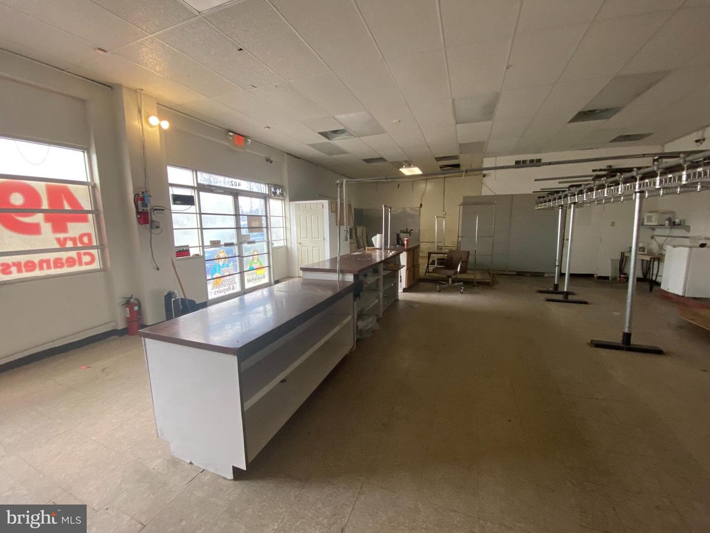 402 E Broad St Property Photo 14