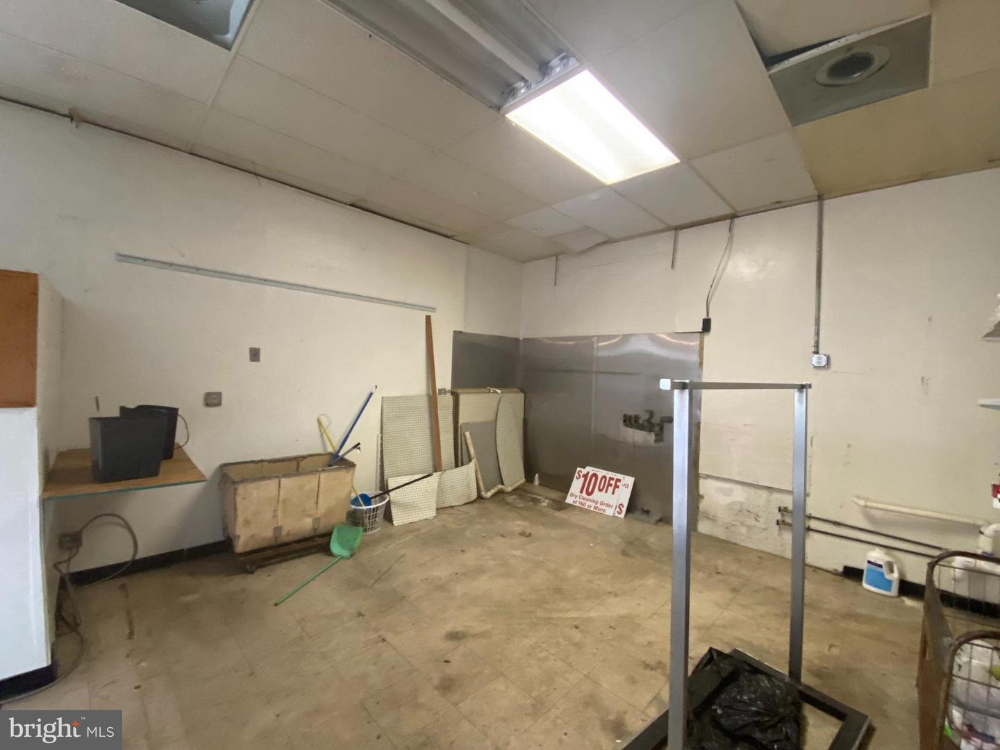 402 E Broad St Property Photo 18