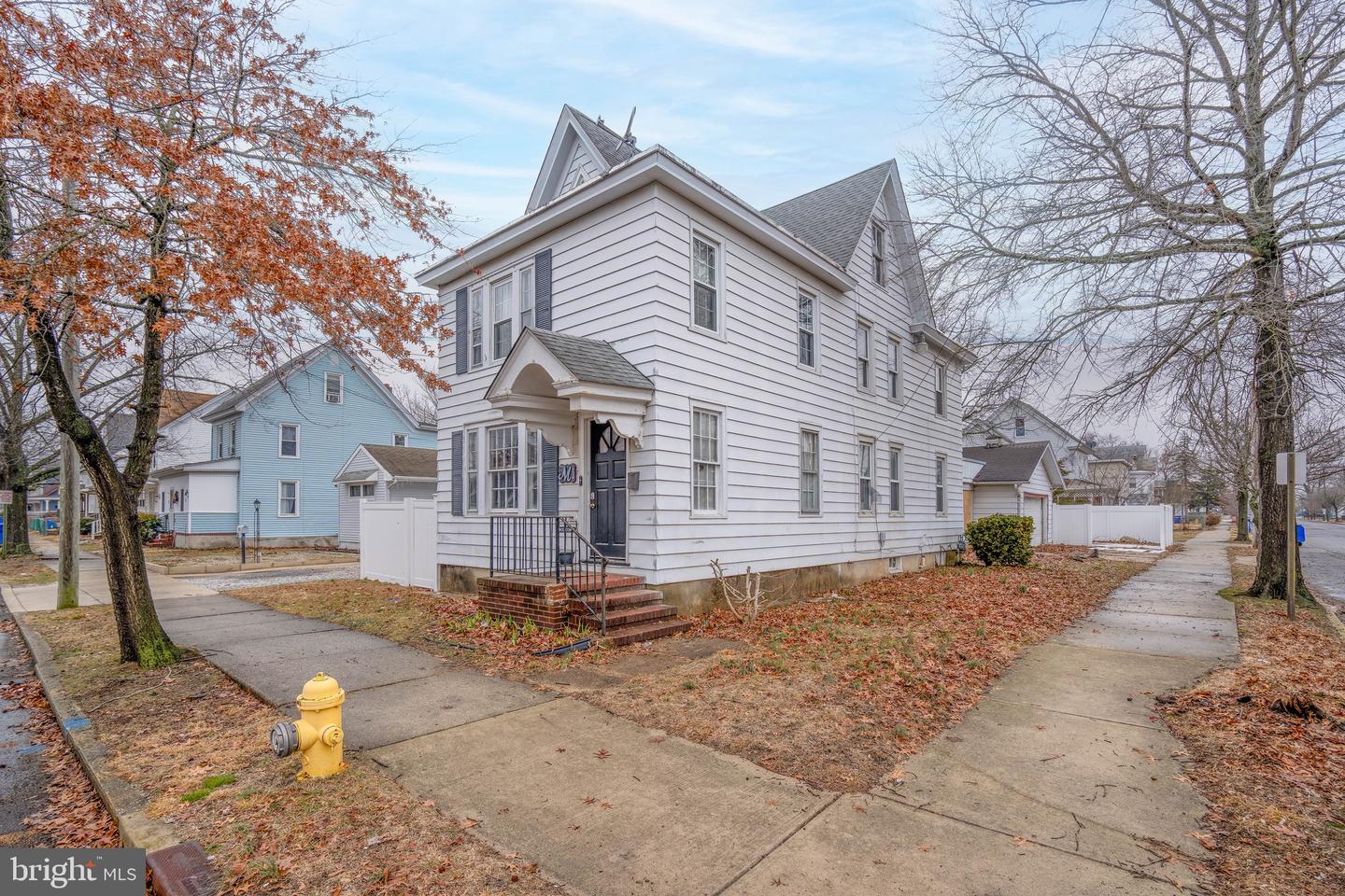 624 E Pine St Property Photo 2