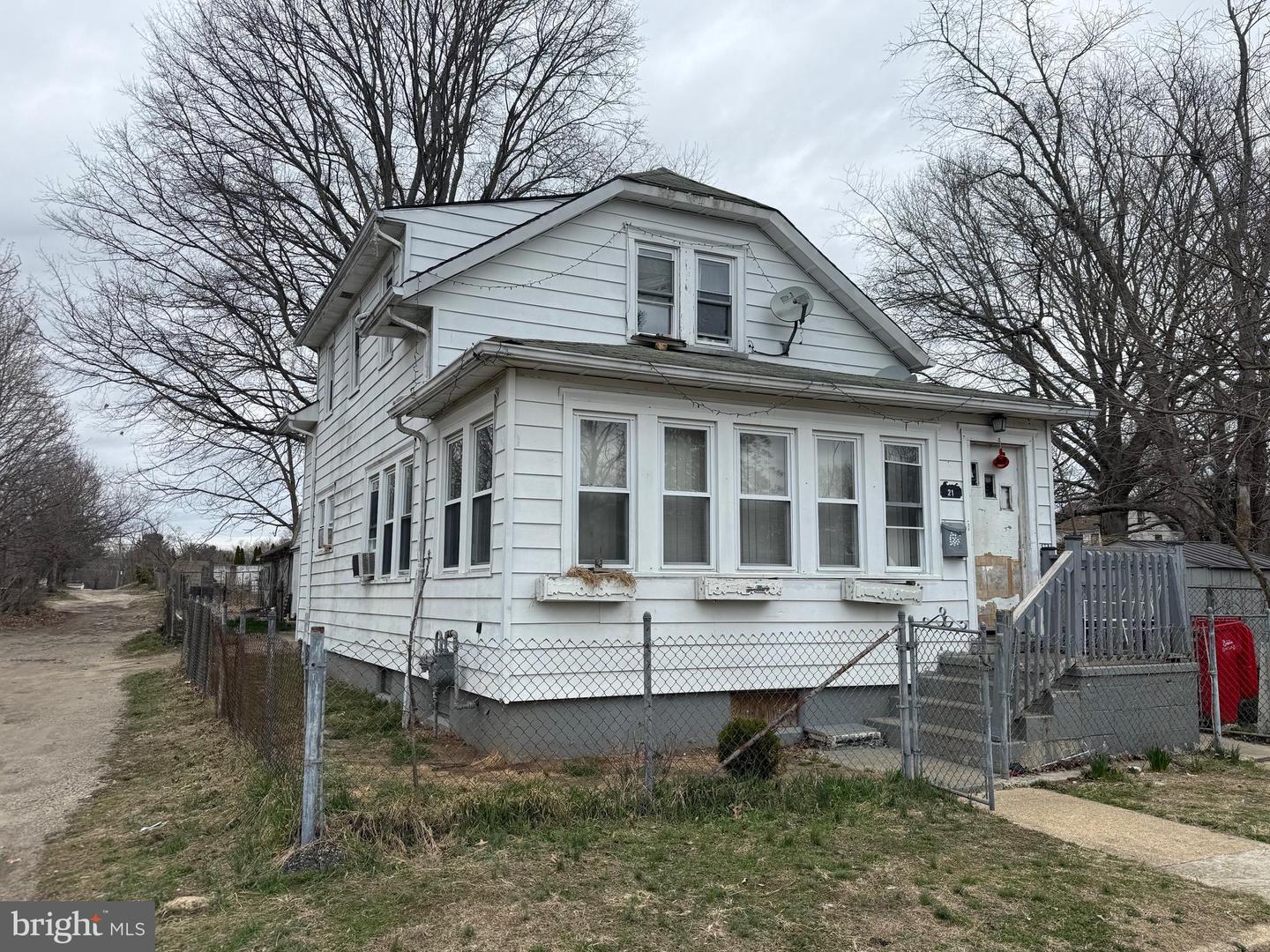 21 American Ave Property Photo 2
