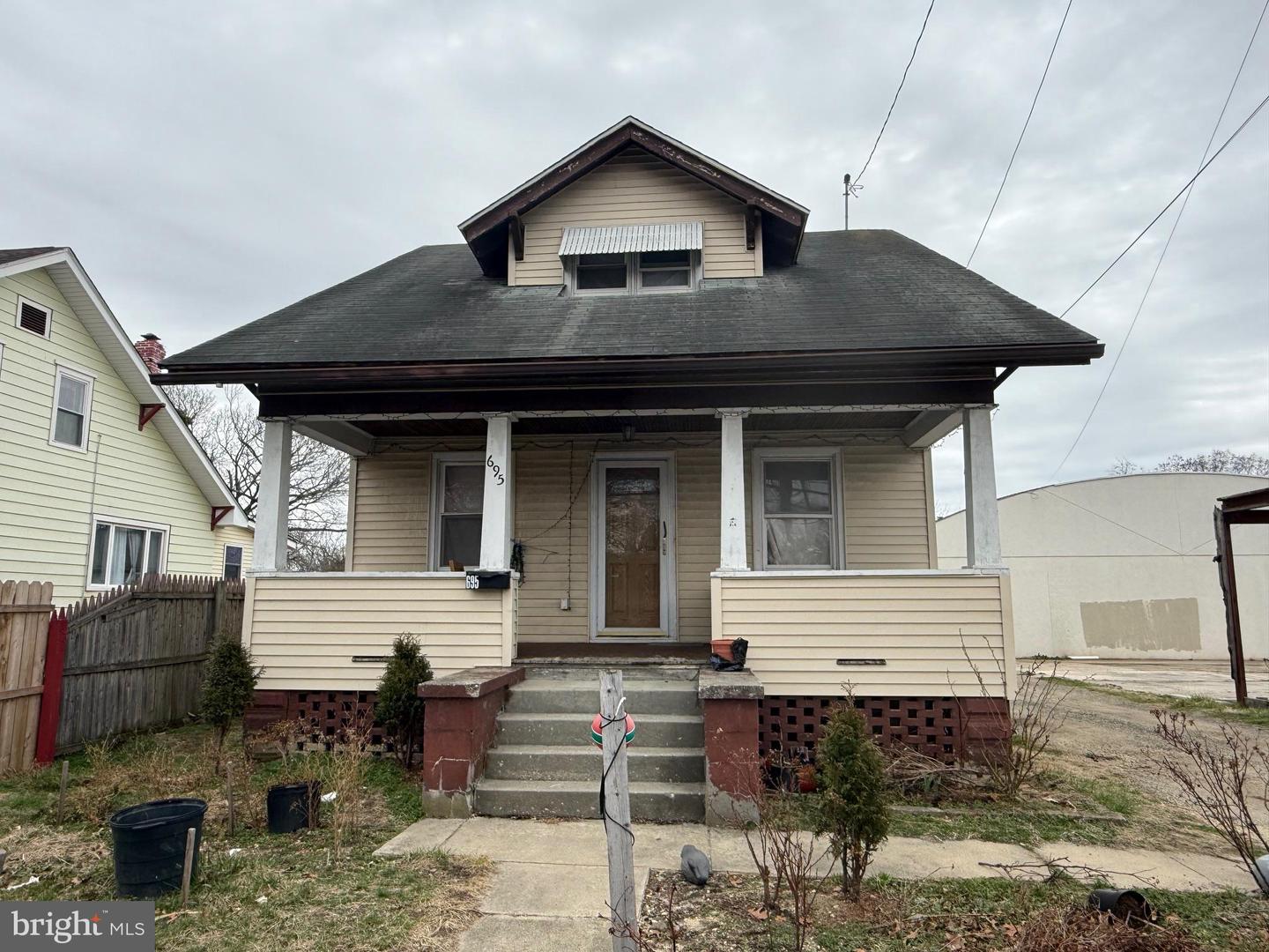 695 N Pearl St Property Photo 1
