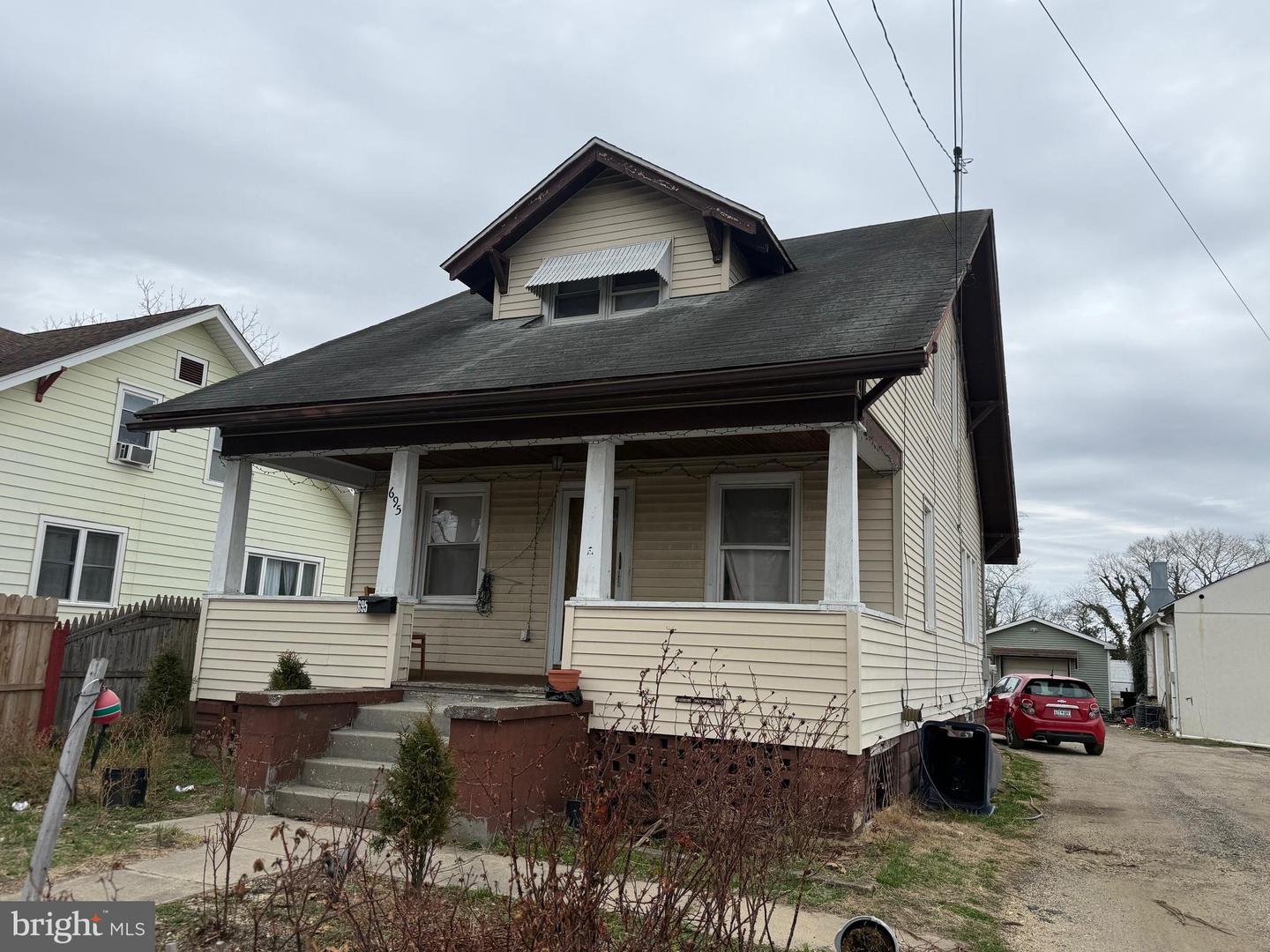 695 N Pearl St Property Photo 2
