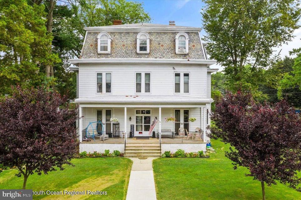 125 W COMMERCE ST