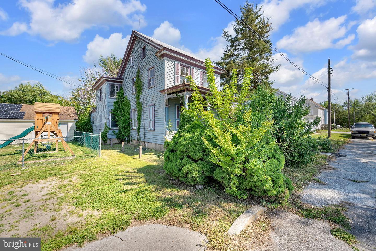 2528 Market St Property Photo 4